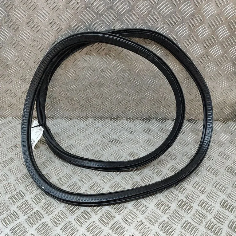 Aizmugurējo durvju blīvgumija – Volvo V60 (2018-)