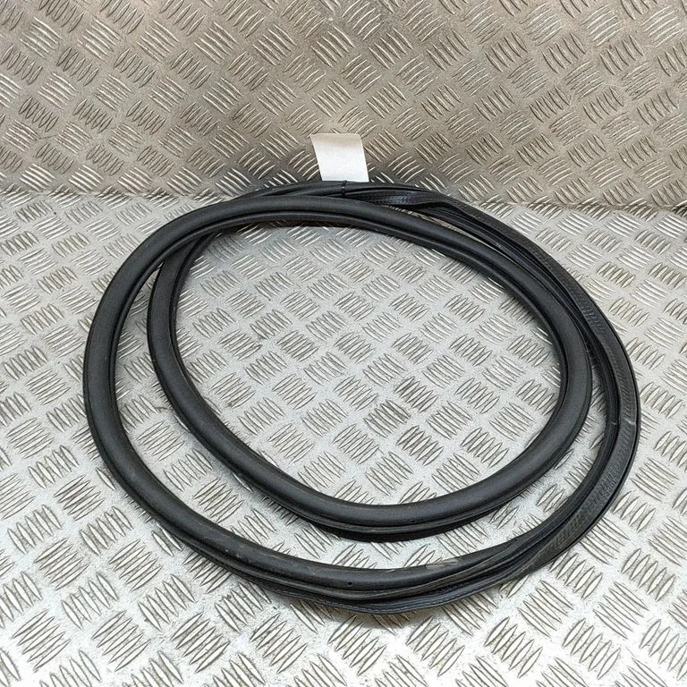 Aizmugurējo durvju blīvgumija 82G833722B