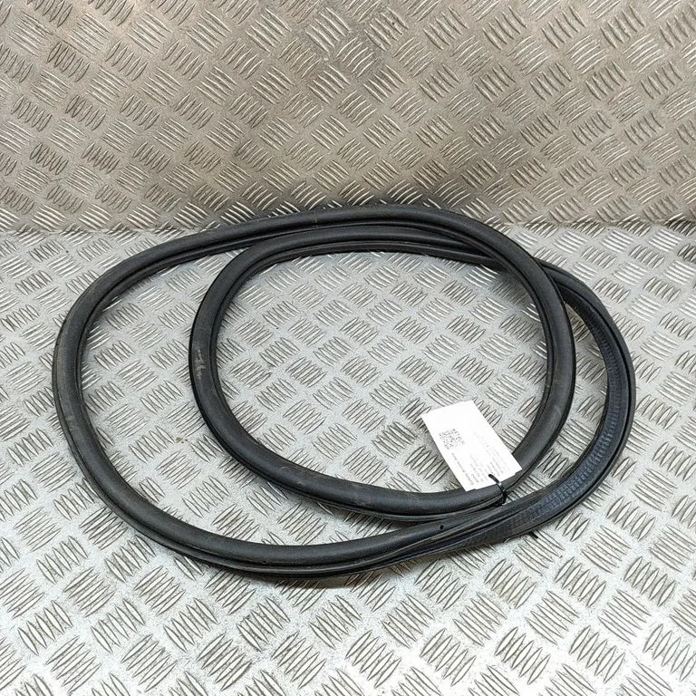 Aizmugurējo durvju blīvgumija 82G833721B