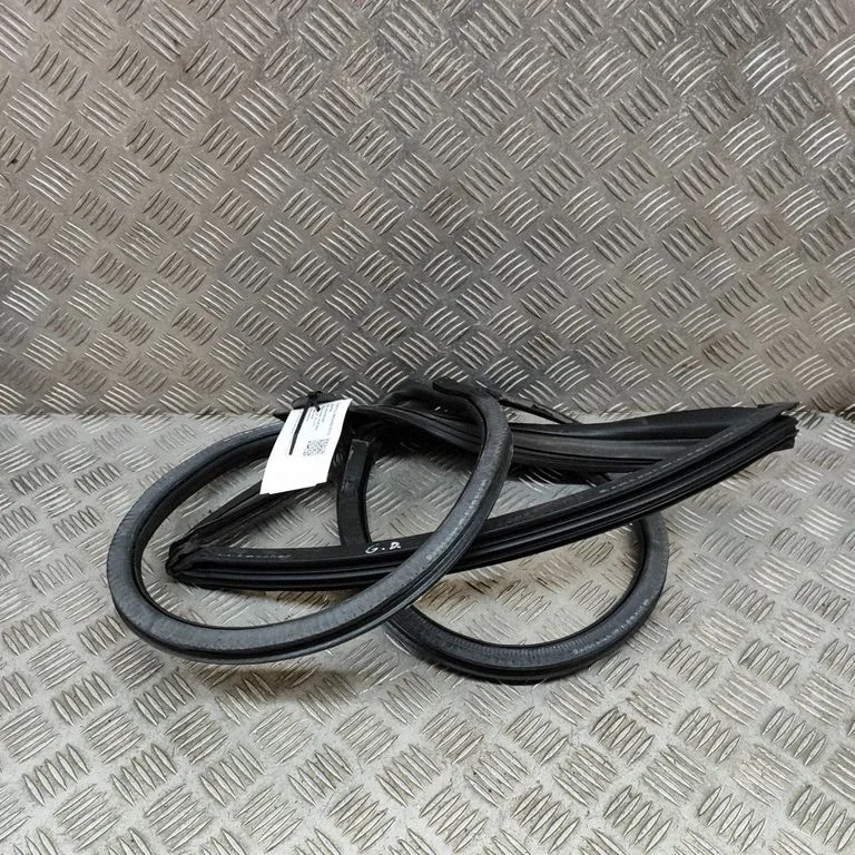 Aizmugurējo durvju blīvgumija 3G8868120
