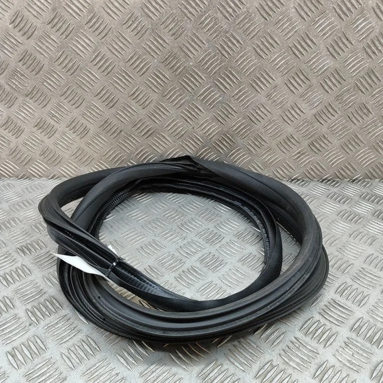 Tagaukse tihend 5L0867367B