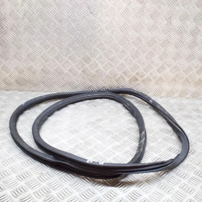 Aizmugurējo durvju blīvgumija 7P0867367D