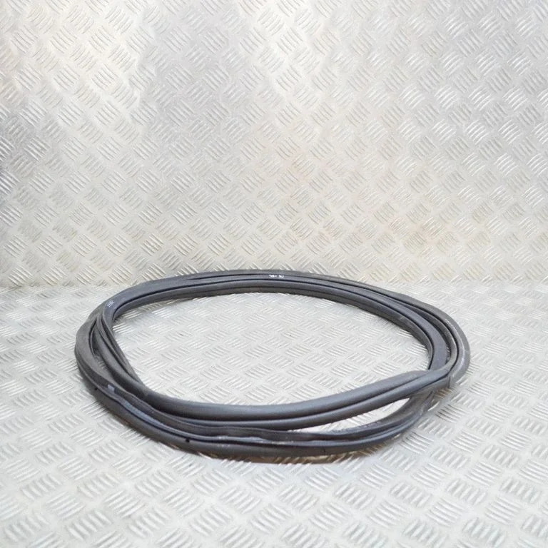 Rubber seal rear door 5H4867914