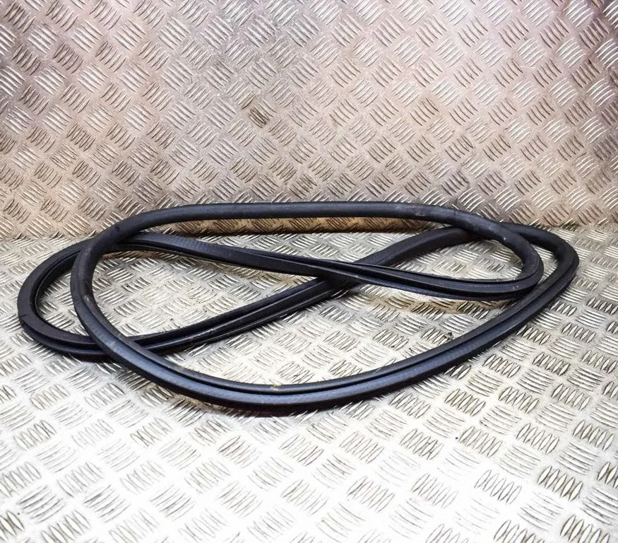 Rubber seal rear door – left