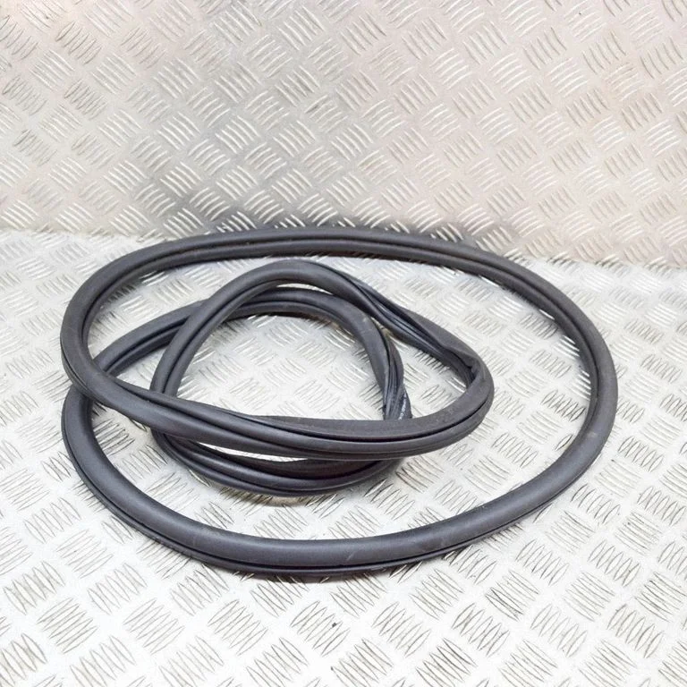 Rubber seal rear door 5H4867914