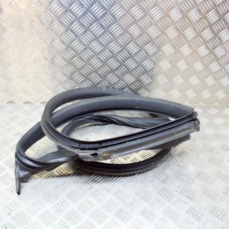 Rubber seal rear door – right