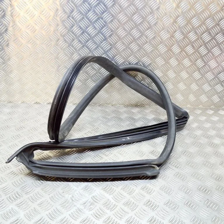 Rubber seal rear door – left
