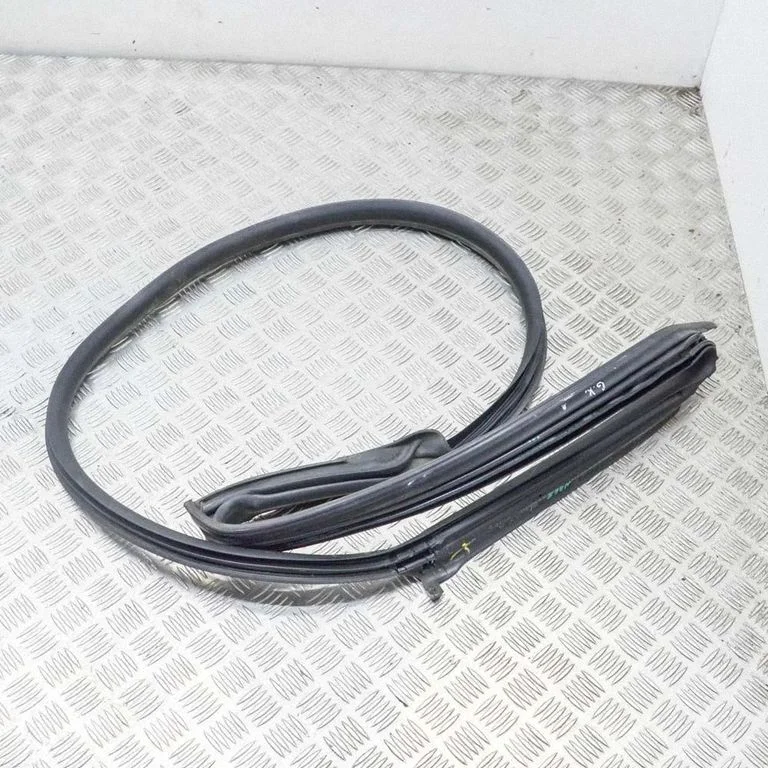 Rubber seal rear door – left