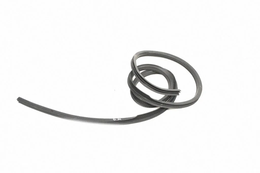 Rubber seal rear door – left