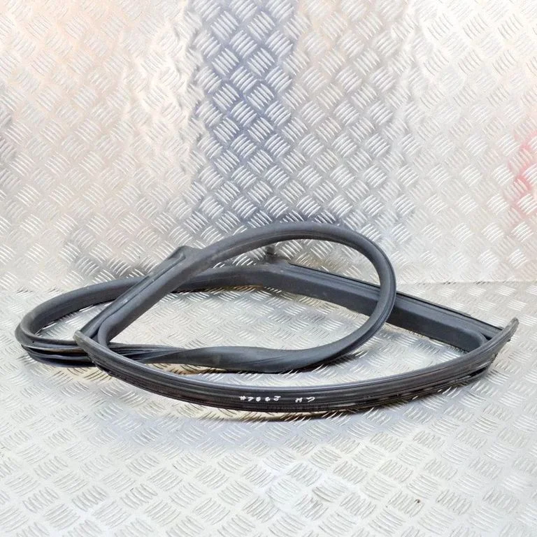 Rubber seal rear door – left