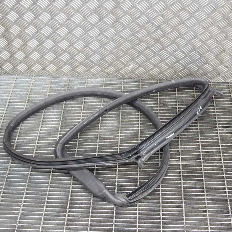 Rubber seal rear door – left