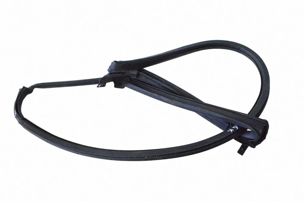 Rubber seal rear door – left