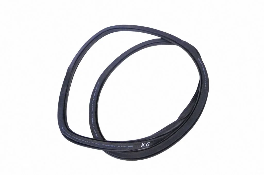 Rubber seal rear door 8W5833721B
