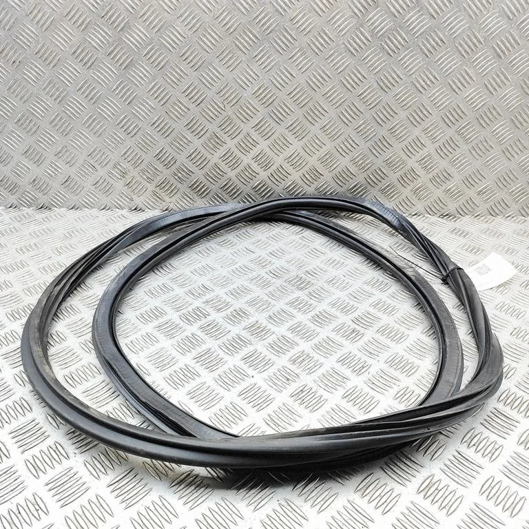 Blīvgumija (uz priekšējām durvīm) 8U0831721A
