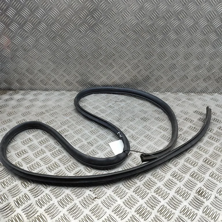 Blīvgumija (uz priekšējām durvīm) 5725A311