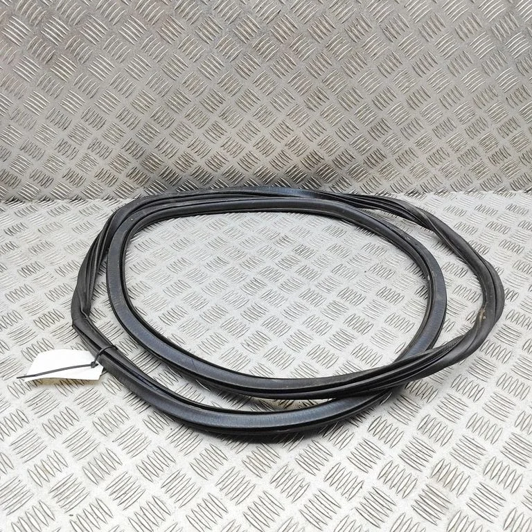 Kupee esiukse tihend 83F831721B
