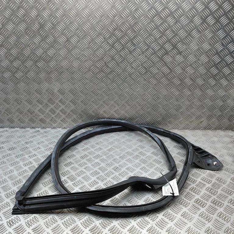 Blīvgumija (uz priekšējām durvīm) 4M8831707D