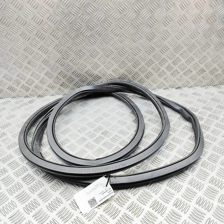 Blīvgumija (uz priekšējām durvīm) 7C0837911G