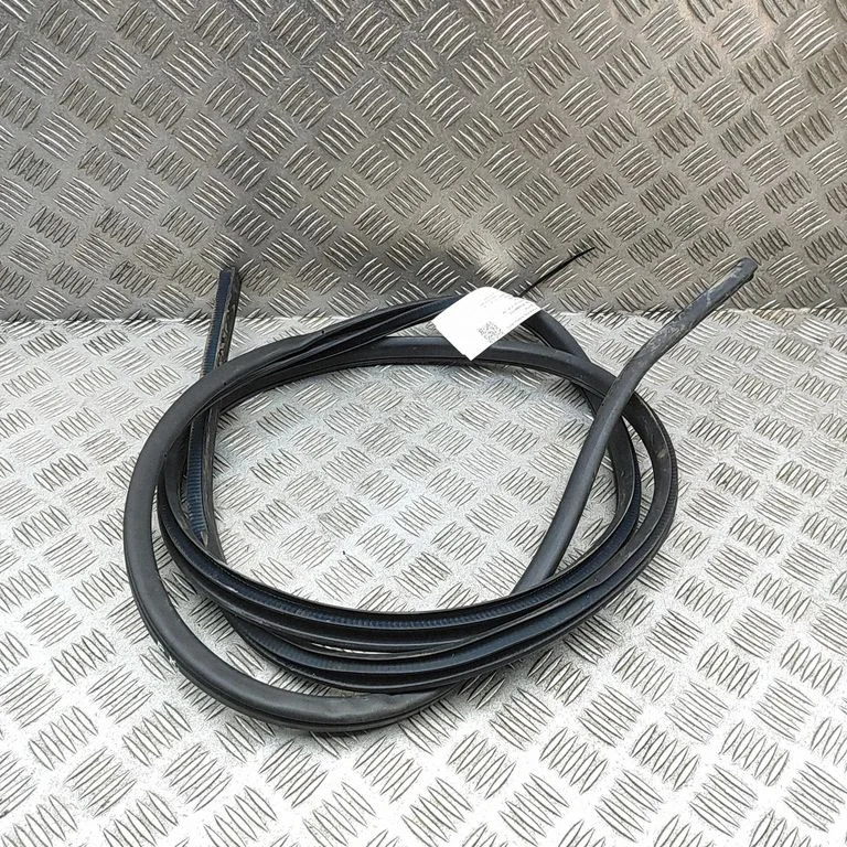Blīvgumija (uz priekšējām durvīm) 808315SL0A