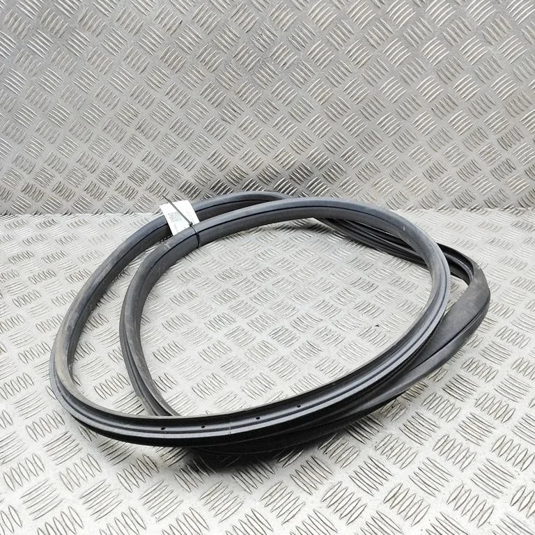 Blīvgumija (uz priekšējām durvīm) A2576922100