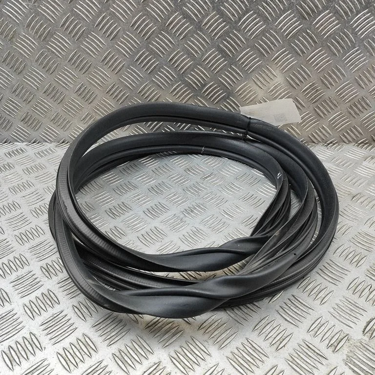 Rubber seal front coupe door 82110CU000