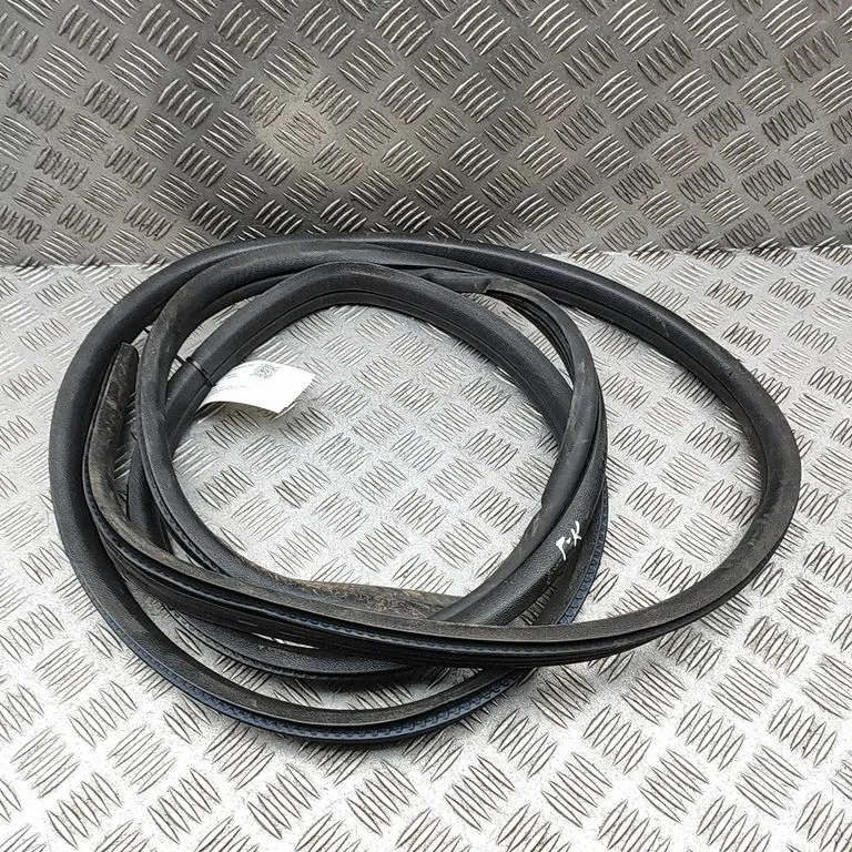 Blīvgumija (uz priekšējām durvīm) 504364956