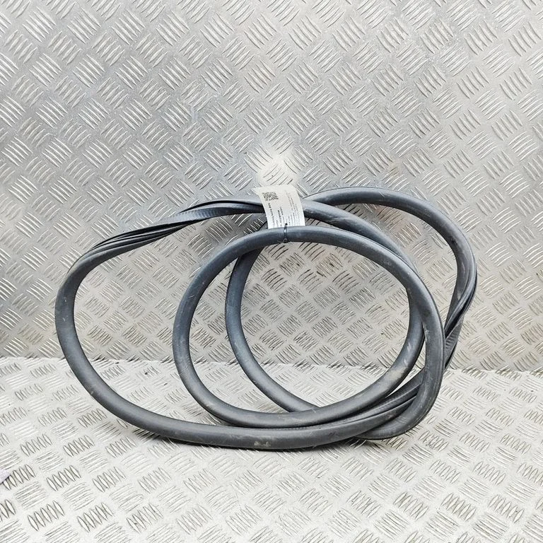 Blīvgumija (uz priekšējām durvīm) 2K0837911H