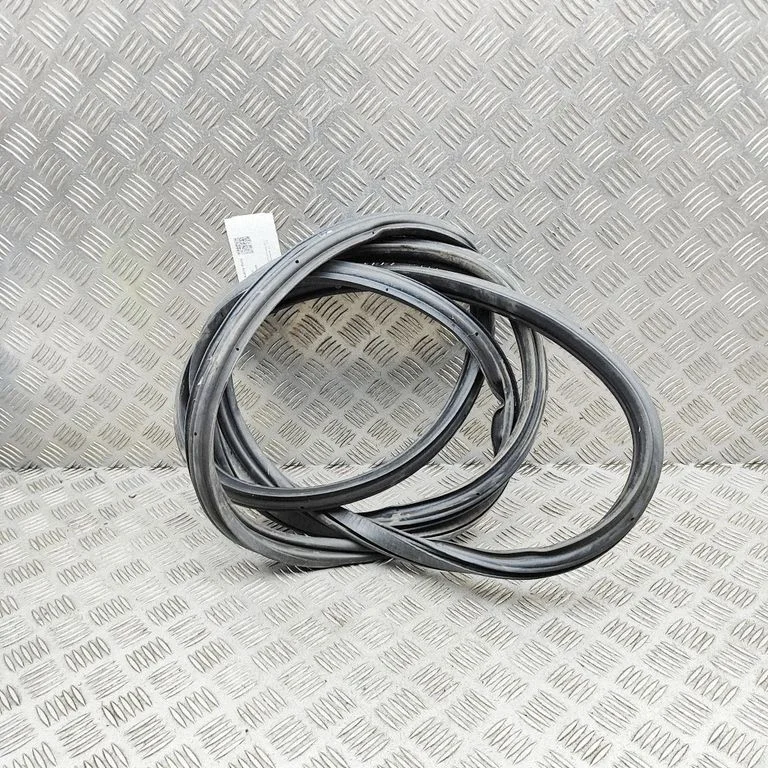 Blīvgumija (uz priekšējām durvīm) 7C0837911G