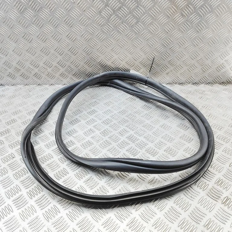 Kupee esiukse tihend 82110AT000