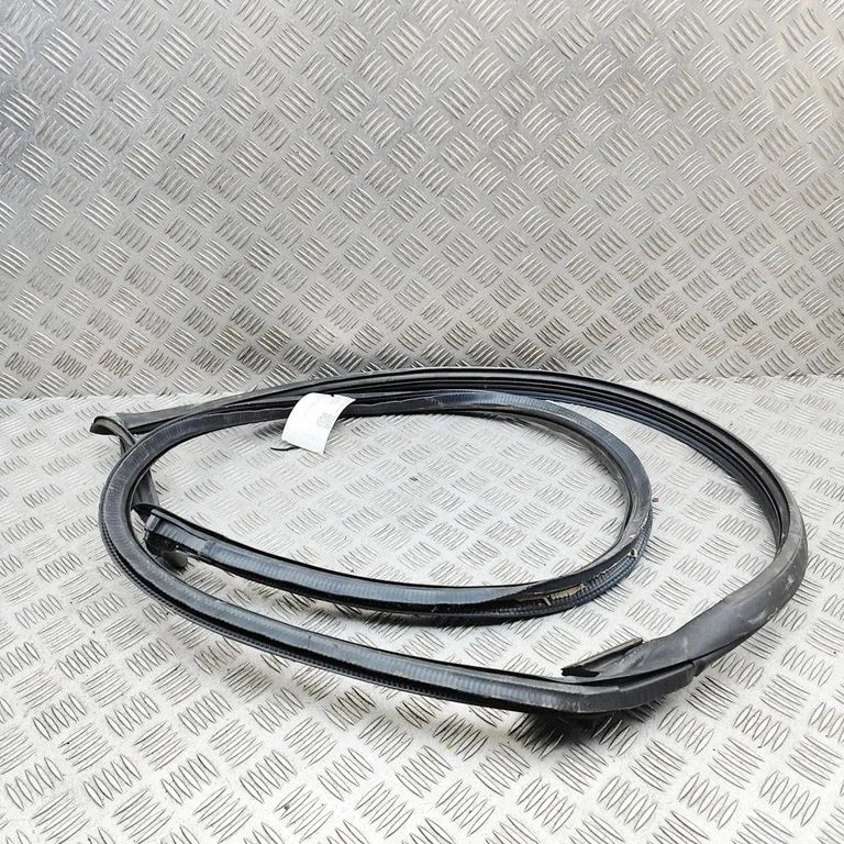 Blīvgumija (uz priekšējām durvīm) 8S8831707A