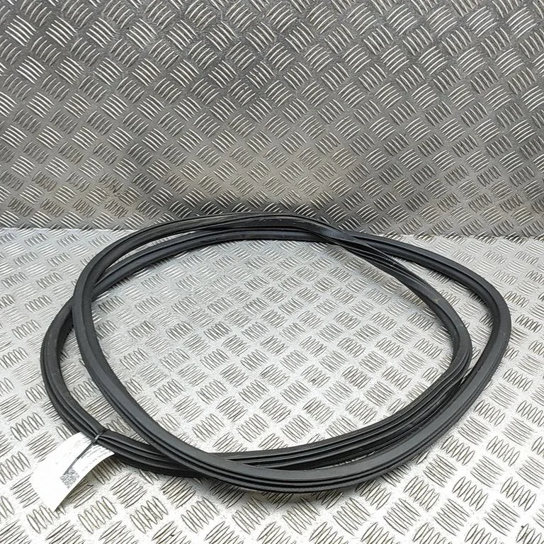 Blīvgumija (uz priekšējām durvīm) 4M0831721C