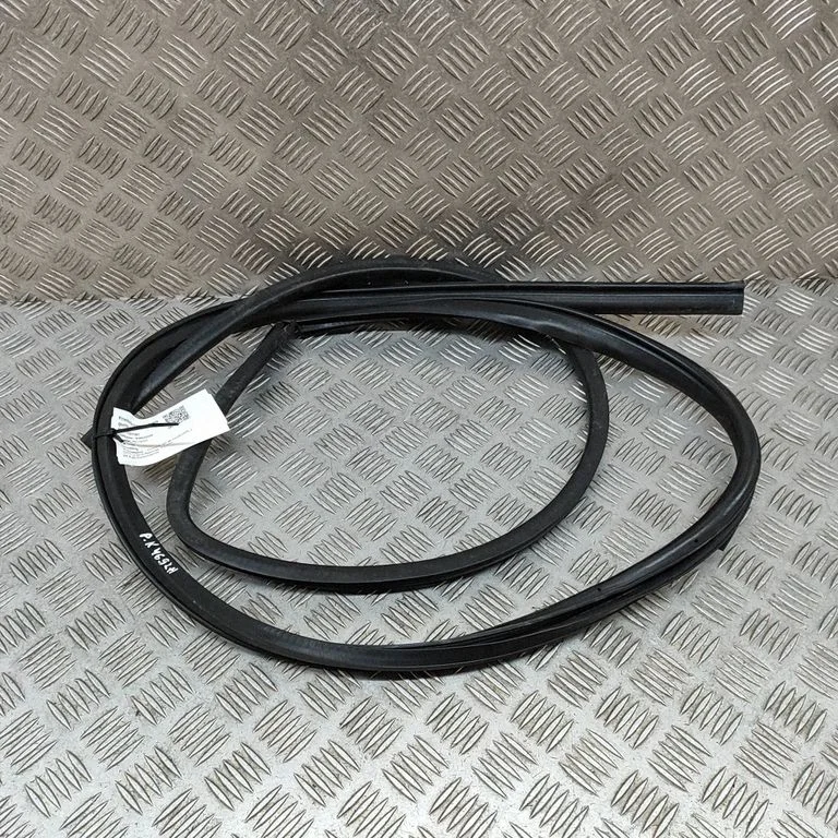 Blīvgumija (uz priekšējām durvīm) SU00301638