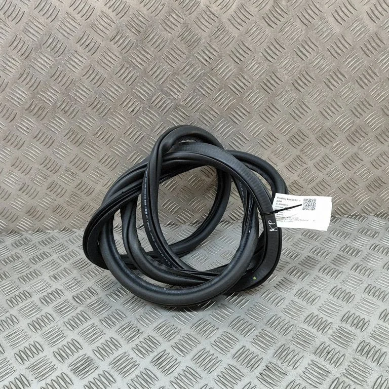 Blīvgumija (uz priekšējām durvīm) 81A831721B
