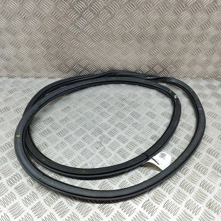 Blīvgumija (uz priekšējām durvīm) 8V3831721B