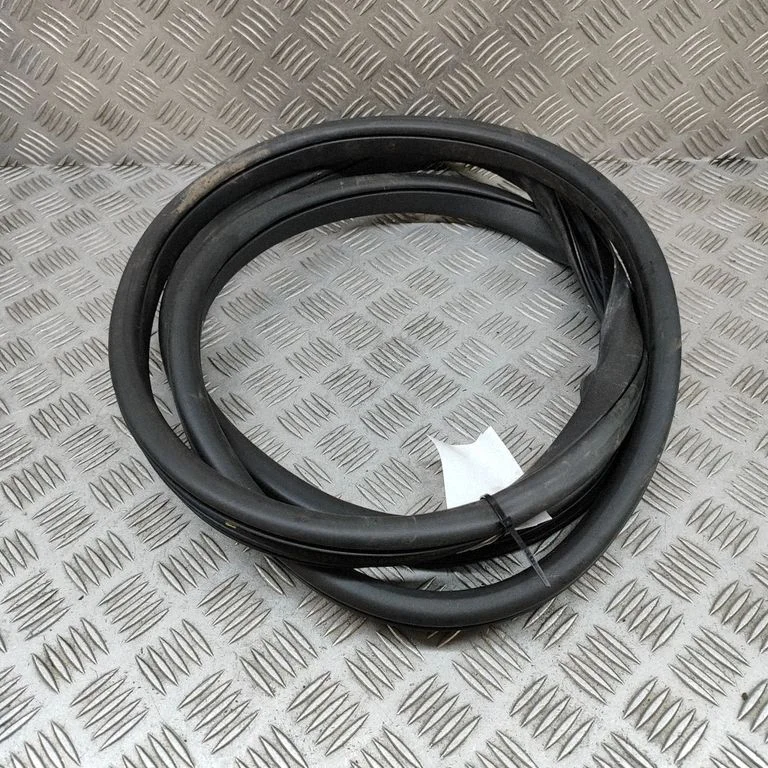 Uszczelka drzwi przednich (wersja 2-drzwiowa) FK7220708A