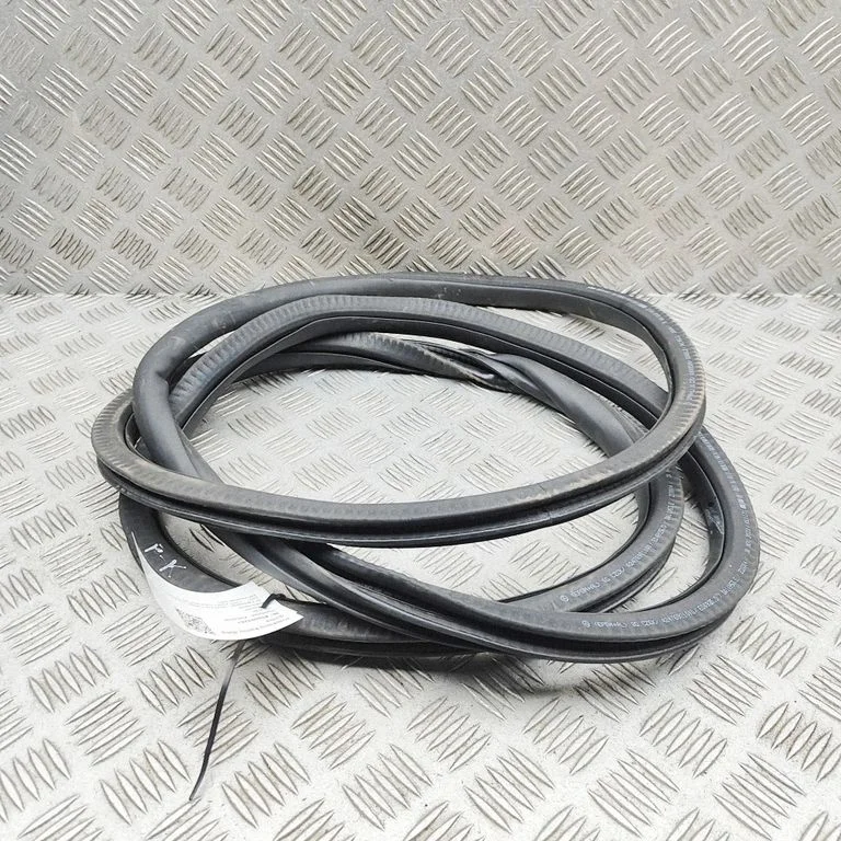 Blīvgumija (uz priekšējām durvīm) A2476921000