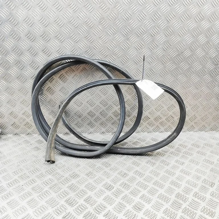 Blīvgumija (uz priekšējām durvīm) 93451820