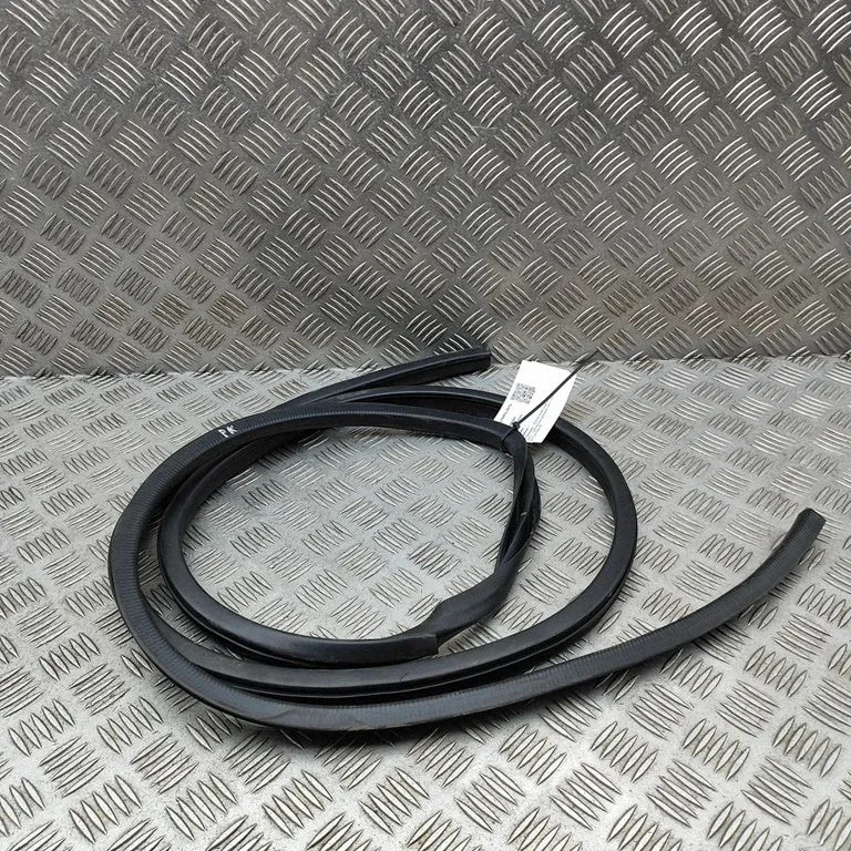 Rubber seal front coupe door SU00308604