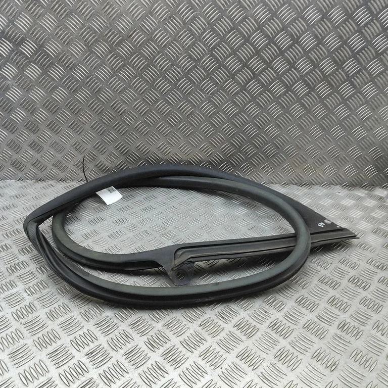 Blīvgumija (uz priekšējām durvīm) 9J0831721