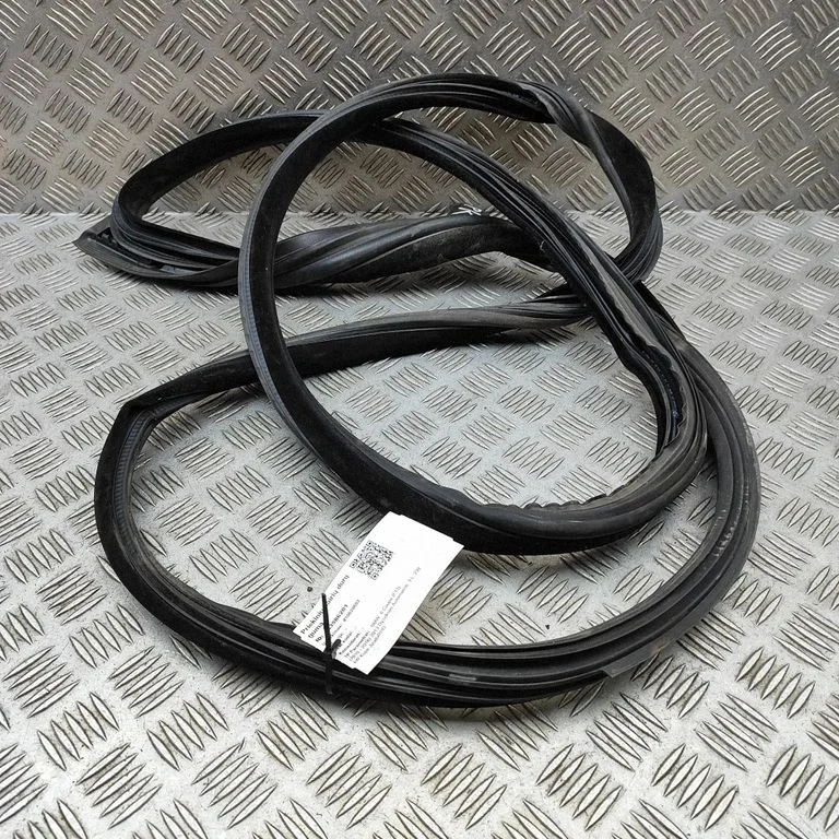 Blīvgumija (uz priekšējām durvīm) 7268799