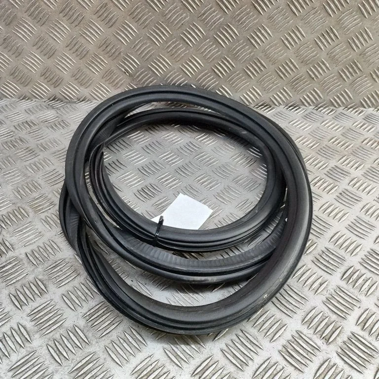 Rubber seal front coupe door 8V5831721A