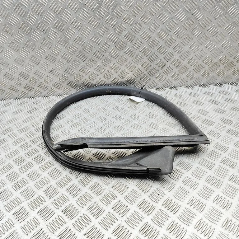 Blīvgumija (uz priekšējām durvīm) 8T0845353E