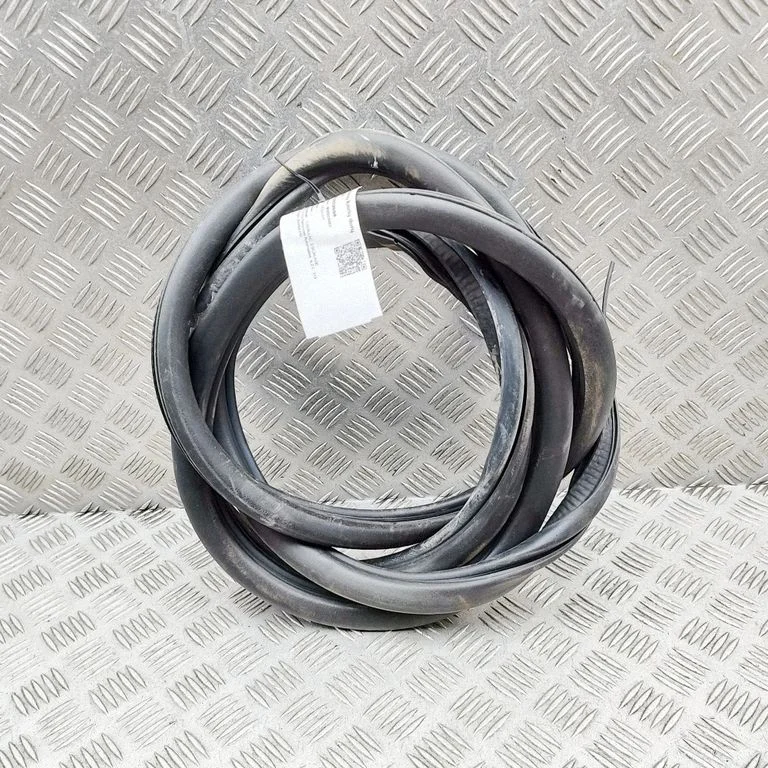 Kupee esiukse tihend 23255371 – Cadillac Escalade IV (2014-2020)
