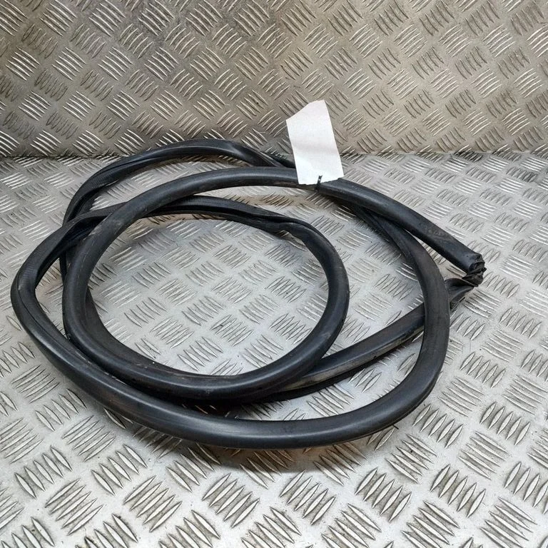 Kupee esiukse tihend 6786148110