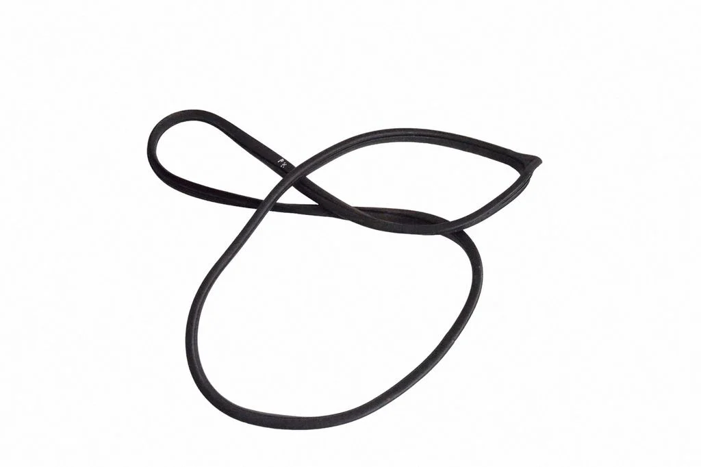 Blīvgumija (uz priekšējām durvīm) – kreisā