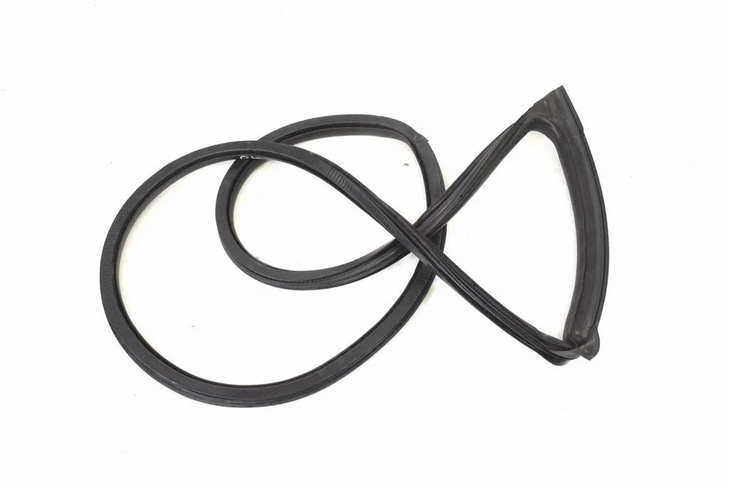 Rubber seal front coupe door – left
