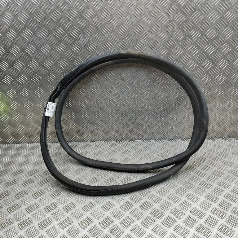Blīvgumija (uz priekšējām durvīm) A2476920000