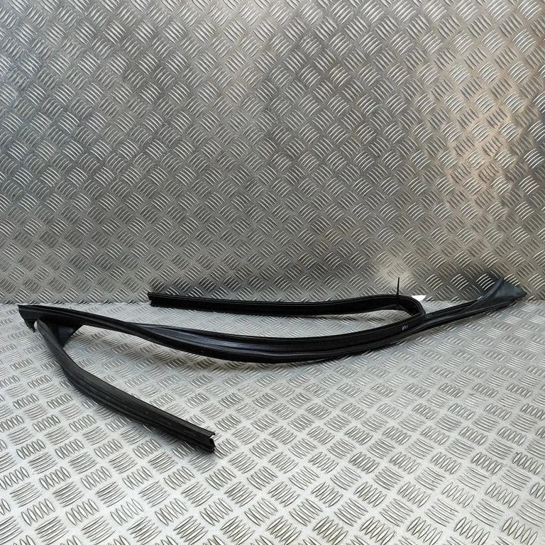 Rubber seal front coupe door 7349635