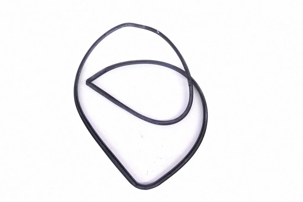Blīvgumija (uz priekšējām durvīm) – kreisā