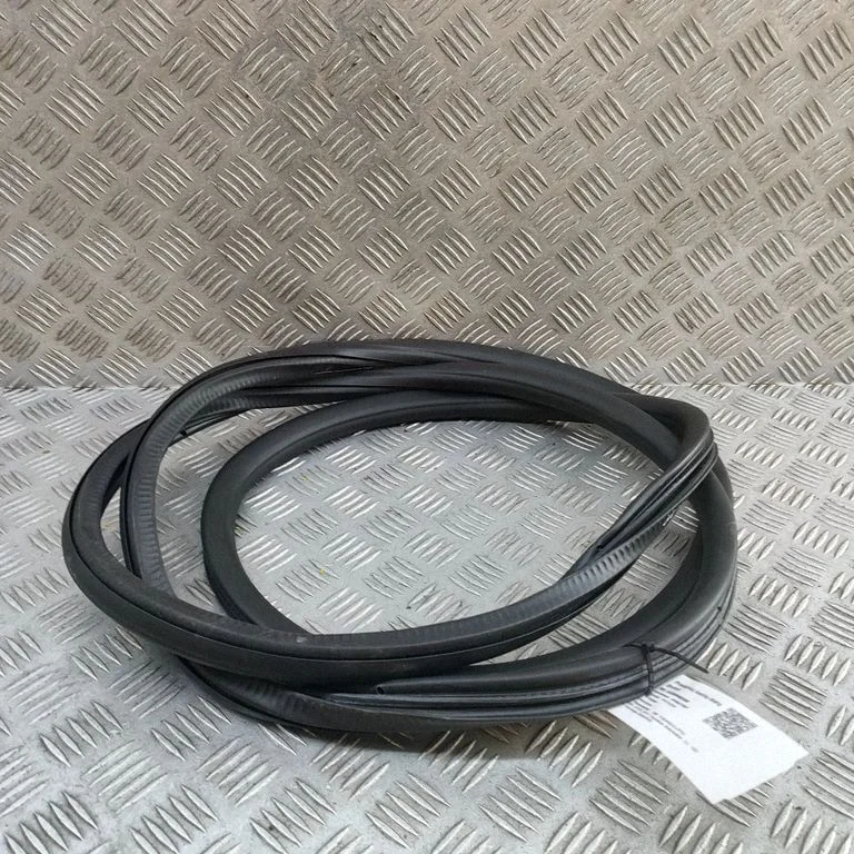Blīvgumija (uz priekšējām durvīm) 7P0867365H